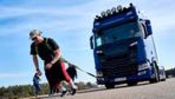 Mehr als 750 Meter: Berliner zieht Lkw eine Stunde lang mit Muskelkraft