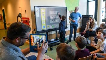eine neue digitale tafel hilft kindern mit handicap beim lernen