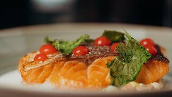 fjordforellen-filet mit beurre blanc und blutorange aus dem „le faubourg“