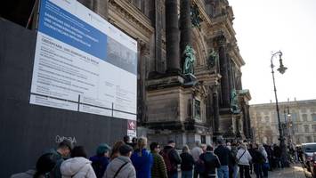 Riesenandrang bei Wiedereröffnung der Hohenzollerngruft: Besucher stehen Schlange