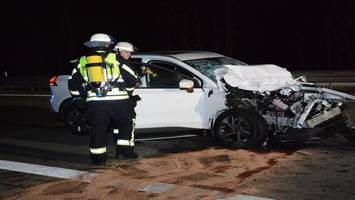 e-auto kracht in lkw auf a24 – lasterfahrer fährt erstmal weiter