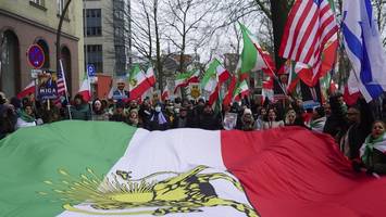 iran-konflikt löst reaktionen in hamburg aus – tausende versammeln sich in der city