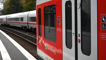 mann (20) stürzt an bahnhof auf schienen – unbekannte frau reagiert blitzschnell