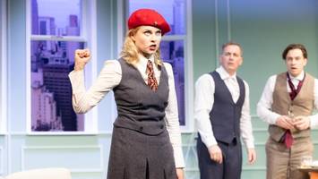 mit dem ex-winnetou: eine überdrehte agentenreise auf hamburgs boulevard-bühne