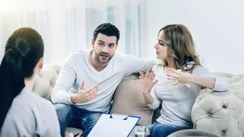 paar streitet ständig & heftig: dieser therapeuten-satz stoppt die spirale