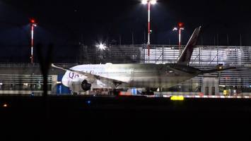 flugzeuge von emirates und qatar airways in hamburg gestrandet