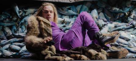 premiere der neuen „dreigroschenoper“: der mensch ist eine hyäne