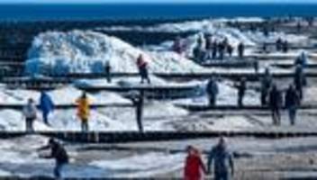 Eis und Sand: Frühlingsauftakt mit Eistürmen am Strand