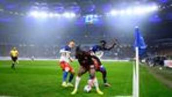 Fußball-Bundesliga: HSV-Fans sorgen mit Tennisbällen für Spielunterbrechung