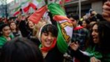 militärschläge: 5.000 teilnehmer bei iran-demo in düsseldorf