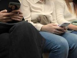 Aus der Schmoll-Ecke: Wie wäre es mit einem Social-Media-Verbot ab 16 Jahren?