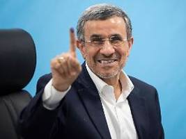 Bericht über Tod falsch: Partei: Ahmadinedschad lebt noch