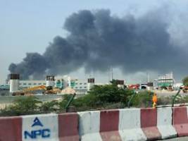 Feuer im Hafen von Dubai: Iranische Raketen erschüttern erneut die Golfregion