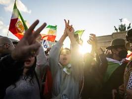 Kundgebungen nach Angriffen: In vielen deutschen Städten wird der Tod Chameneis bejubelt