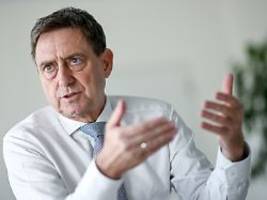 millionen-minus erwartet: gkv-chef: bei der pflegeversicherung brennt die hütte