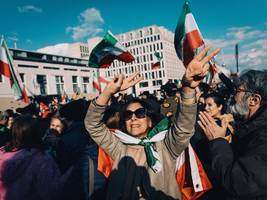 iran-kundgebung in berlin: die menschen tanzen, singen, trinken sekt und bier