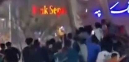 jubel in iran: der ajatollah ist tot – und seine statue stürzt