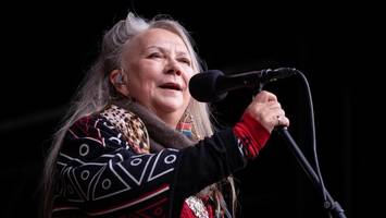 Bei Mari Boine tanzt und klatscht das Publikum in der Elbphilharmonie