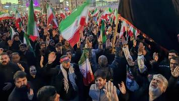 freudenschreie in teheran – so reagieren die iraner auf den tod von chamenei