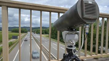 Handy am Steuer: KI-Blitzer soll Hamburgs Autofahrer scannen