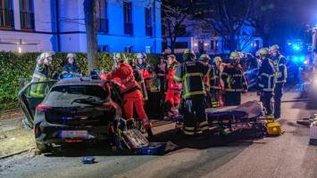 Mann kracht in Eppendorf mit Carsharing-Auto gegen Baum – zwei Schwerverletzte