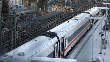 Oberleitung reißt am Hamburger Hauptbahnhof und fällt auf ICE