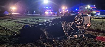 betrunkener baut zwei unfälle in einer nacht: auto überschlägt sich mindestens fünfmal