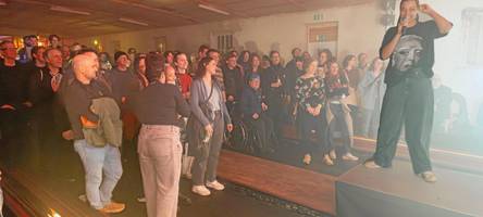 männer weinen, kissen fliegen, es ist brechtnacht: bands wie „die höchste eisenbahn“ spielen in augsburg