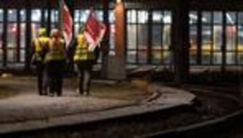 Busse und Bahnen: Verdi: Keine Nahverkehr-Warnstreiks in den nächsten Tagen