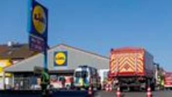 Unfall beim Einkaufen: Lastwagen überfährt Mann auf Supermarktparkplatz