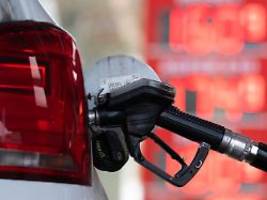 krieg in nahost verteuert sprit: benzin und diesel erreichen höchsten preis seit fast zwei jahren