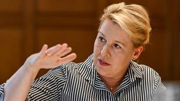 weniger unternehmen kommen nach berlin – giffey trotzdem zufrieden