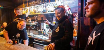 Reeperbahn wird 400 Jahre alt: Eine Nacht mit der Barkeeperin des Elbsschlosskeller