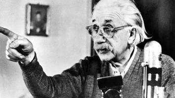 Dieser weltberühmte Mann ist jetzt eine Romanfigur – es gibt Ärger