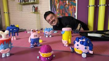 er trägt eine pudelmütze in pink: wer findet „boonee malte“ in bergedorf?