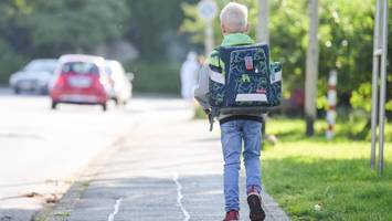 mann will kinder vor raser schützen – und wird von audi mitgeschleift