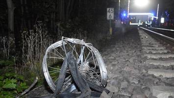 Radfahrer stürzt vor Regionalzug – Lokführer rettet ihn heldenhaft