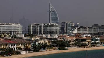 rauchsäulen über dem hafen: abendblatt-mitarbeiterin sitzt im nahen osten fest