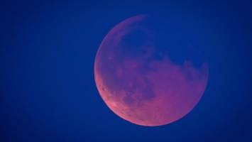 Totale Mondfinsternis: Wo sich der Mond am Dienstag rot färbt