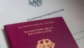 Deutsche Staatsangehörigkeit: Mehr Einbürgerungen in Brandenburg - Stau beim Bearbeiten