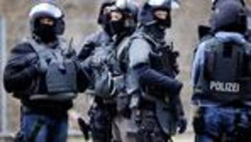 Kriminalität: Haftbefehl: Spezialkräfte nehmen Mann in Wohnung fest