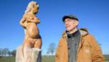 nahe 164-einwohner-ort: statue von nackter frau an bundesstraße sorgt für aufregung