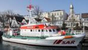 rettung auf see: seenotretter bringen schwer kranken seemann an land