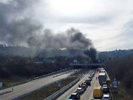 anhänger fängt feuer: brand bricht in a81-tunnel westlich von stuttgart aus