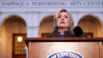 plötzlich haut hillary clinton mit der faust auf den tisch und stürmt aus dem saal