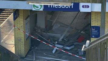 Explosion am S-Bahnhof Thesdorf: Unbekannte sprengen Fahrkartenautomaten