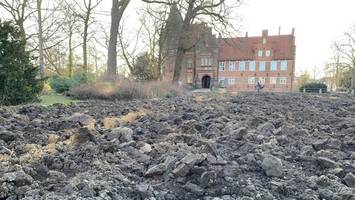 liegewiese verschwunden: vor bergedorfs schloss liegt jetzt ein acker