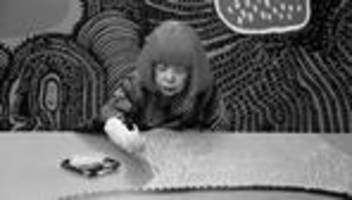 yayoi kusama: kusama verzaubert punkt für punkt die ganze welt