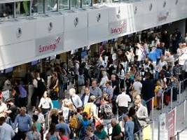 Lahme Sicherheitskontrolle: Flugverspätung wegen langer Abfertigung: Passagiere bekommen Geld