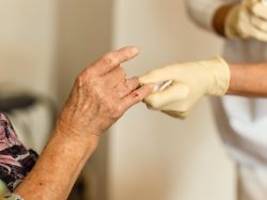 neuer höchstwert: fast 40 prozent der menschen in pflegeheimen auf sozialhilfe angewiesen